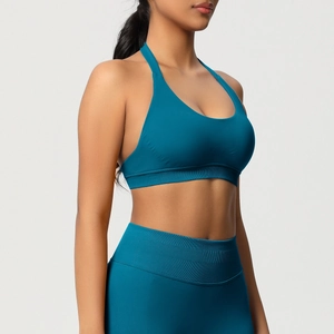 Détail de la brassière de yoga dos nu et legging côtelé haute élasticité bleu foncé