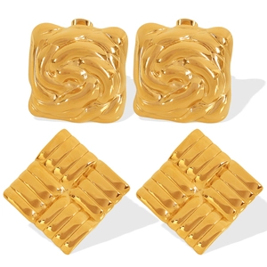 18K vergoldete quadratische geometrische Ohrringe mit floralen und gesteppten Mustern