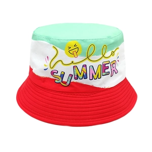 Détail du chapeau bob en coton coloré avec imprimé Hello Summer et patch smiley