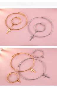 Détail d'un ensemble bijoux torsadés avec breloques croix en finition or et argent