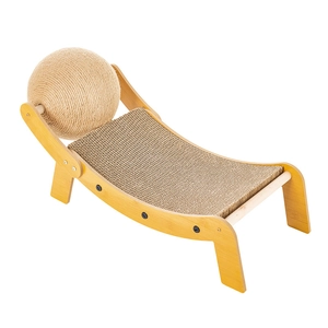 Lettino tiragraffi per gatti in legno con palla di corda sisal e carta ondulata