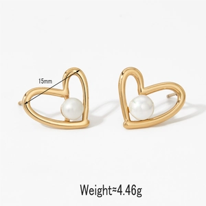 Irregular heart-shaped gold earrings with white pearl inlay, 15mm size and 4.46g weight