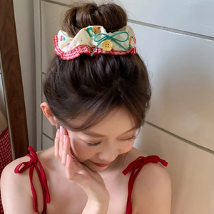 Lieflijke bloemen kanten scrunchie met rood ruitpatroon, kersen en groene strik