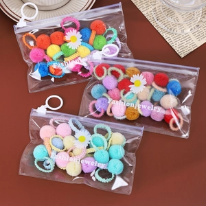Trois lots d'élastiques à cheveux en peluche avec marguerites dans des pochettes PVC