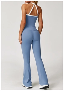 Vue détaillée d'un ensemble de yoga bleu brume avec haut ajouré et pantalon évasé