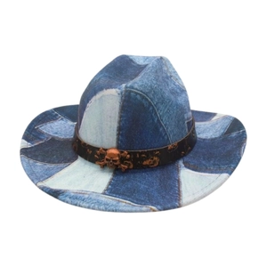 Chapeau de cowboy en denim patchwork avec ceinture en cuir noir et tête de mort