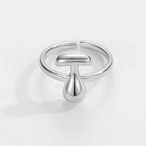 Detail eines silbernen verstellbaren Rings mit T-Form und Tropfen-Metallelementen