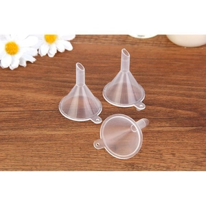 Trois mini entonnoirs en plastique transparent avec poignées sur fond bois