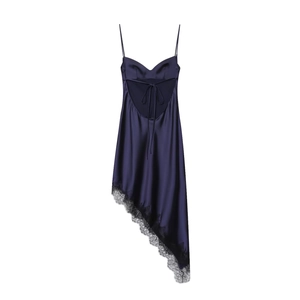 Robe dos nu en satin violet foncé avec bordure en dentelle noire et lacets réglables