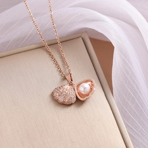 Elegant rose gold shell necklace with pavé zircon stones and a white pearl accent
