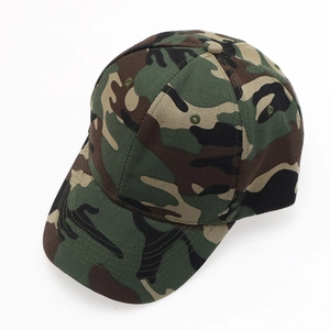 Classic camouflage baseball cap with six-panel structure and curved brim for outdoor use