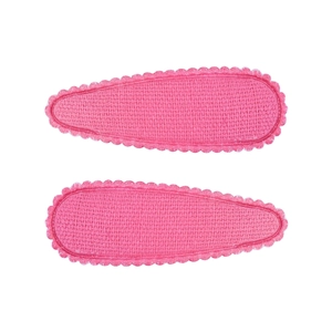 Détail de deux barrettes BB en tissu rose avec bords festonnés et texture tricotée