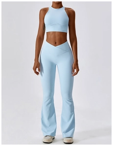 Ensemble de yoga bleu clair avec pantalon évasé à taille croisée en V et haut court licou