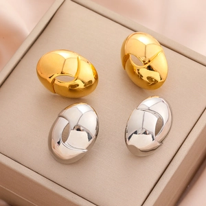 Pendientes de aro ovalados minimalistas chapados en oro de 18K y plata en joyero beige