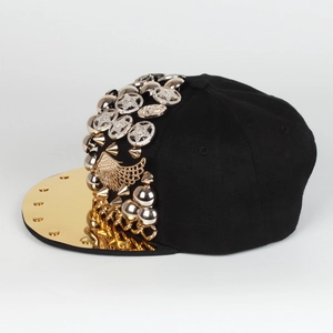 Détails de la casquette hip-hop punk avec ailes dorées, chaînes et clous en étoile