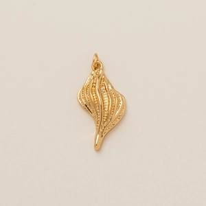 Ciondolo a conchiglia placcato oro 14k con texture naturale e gancio circolare