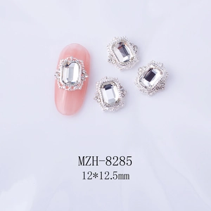 Details von 12,5 mm Nagelkunst-Kristallen mit Silberrand auf rosa Kunstnägeln