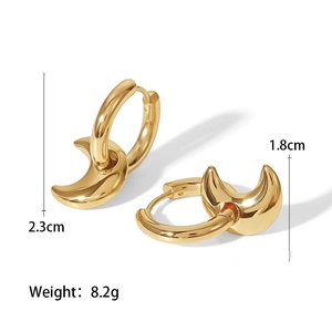 Dettaglio macro degli orecchini a mezzaluna in acciaio dorato 18K con altezza di 2,3 cm