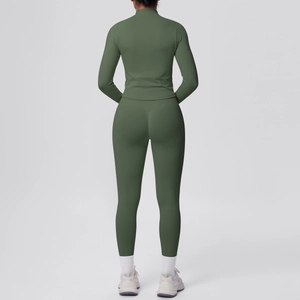 Vista posteriore del set da yoga verde scuro che mostra la maglia e il taglio modellante