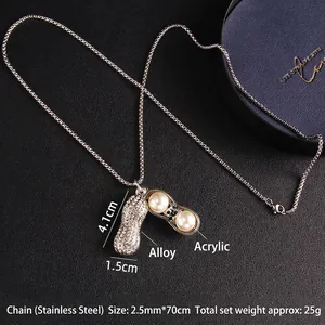 Collier cacahuète en acier inoxydable avec strass brillants et perles blanches sur cuir noir