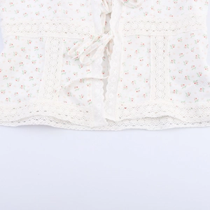 Schlank geschnittene Bluse mit Karree-Ausschnitt, Blumenmuster und Spitze
