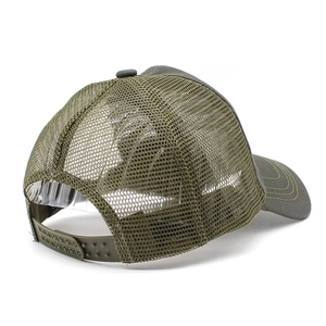 Détail de la casquette trucker olive avec filet respirant et fermeture snapback réglable