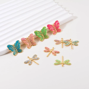Makroaufnahme bunter Emaille-Anhänger Schmetterling und Libelle für Schmuck
