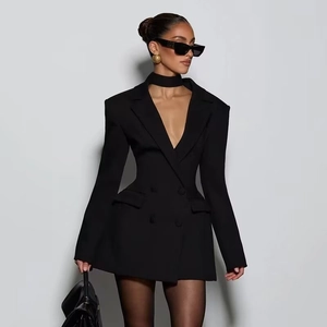 Dettaglio di un vestito blazer nero sfiancato con doppiopetto e scollatura a V profonda