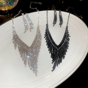 Parure de bijoux de mariée élégante avec strass argentés et noirs et boucles d'oreilles