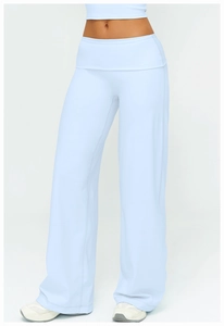 Détail du pantalon de yoga taille haute bleu clair à jambes larges en tissu élastique