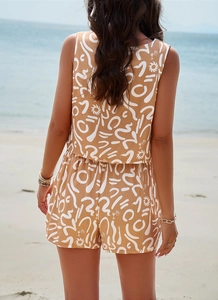Vista posteriore di un set estivo da donna con top marrone e pantaloncini stampati in spiaggia