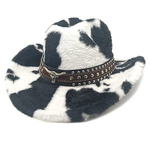 Detail van western cowboyhoed met koeprint, leren band met studs en stierenkopembleem