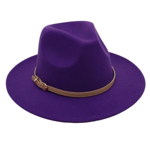 Détail d'un chapeau fedora en laine violette avec bande en cuir marron et boucle dorée