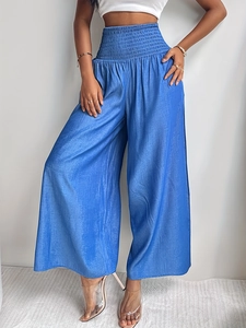 Pantalones de mujer con cintura alta y pernera ancha en tela azul sedosa con talle elástico