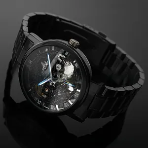 Détail macro d'une montre automatique noire avec cadran squelette et aiguilles bleues