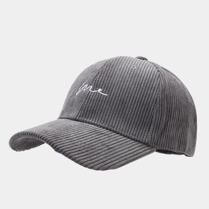 Détail d'une casquette de baseball en velours côtelé gris foncé avec broderie me