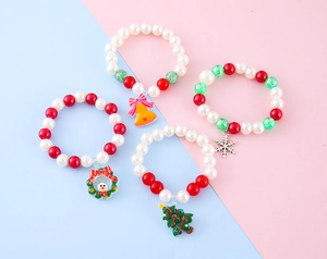 Detailansicht von vier Weihnachts-Perlenarmbändern mit Schneeflocken und Anhängern