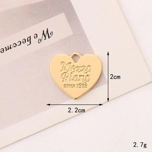 Macro shot of gold heart pendant with dimensions 2.2cm x 2cm and weight 2.7g