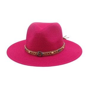 Détail du chapeau de paille fuchsia avec ruban bohème perlé et boucle en pierre ethnique
