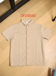 Détail de la chemise beige pour homme montrant la texture jacquard gaufrée et le polyester