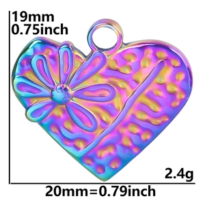 Détail macro du pendentif cœur arc-en-ciel montrant les dimensions 19mm x 20mm et le poids