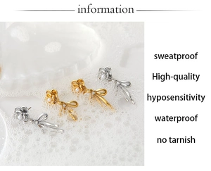 Vue macro de boucles d'oreilles nœud or et argent avec perles dans l'eau, modèle étanche