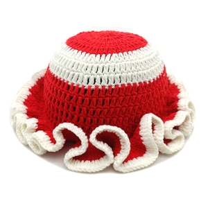 Cappello a secchiello all'uncinetto rosso e bianco con tesa a balze fatto a mano
