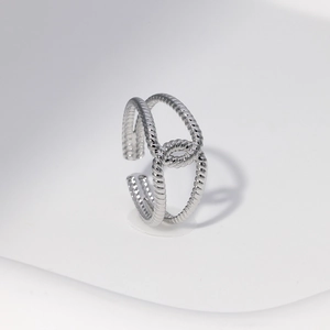 Détail de la bague double en corde torsadée argentée avec structure ouverte réglable