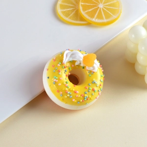 Realistisches künstliches Donut-Spielzeug mit gelber Glasur und bunten Zuckerstreuseln