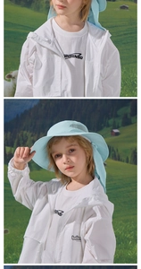 Detail eines hellblauen Sonnenhutes mit Nackenschutz und weißer Sonnenjacke