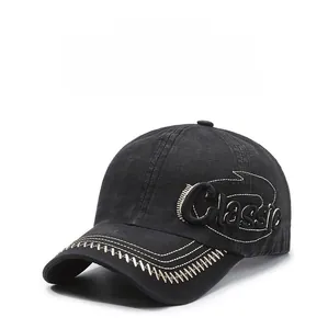 Dettaglio cucitura a zigzag bianca sulla tesa e ricamo Classic su cappello da baseball