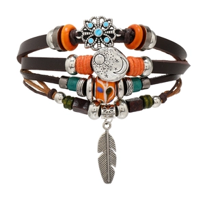 Boho-Mehrlagen-Lederarmband mit Türkisperlen und metallischen Feder-Anhängern
