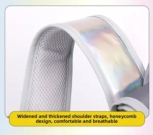 Détail des bretelles élargies en maille respirante alvéolée du sac à dos pour chat