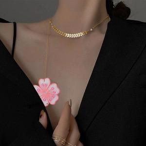 Collar de cadena con hojas de trigo doradas y colgante de flor de cerezo rosada